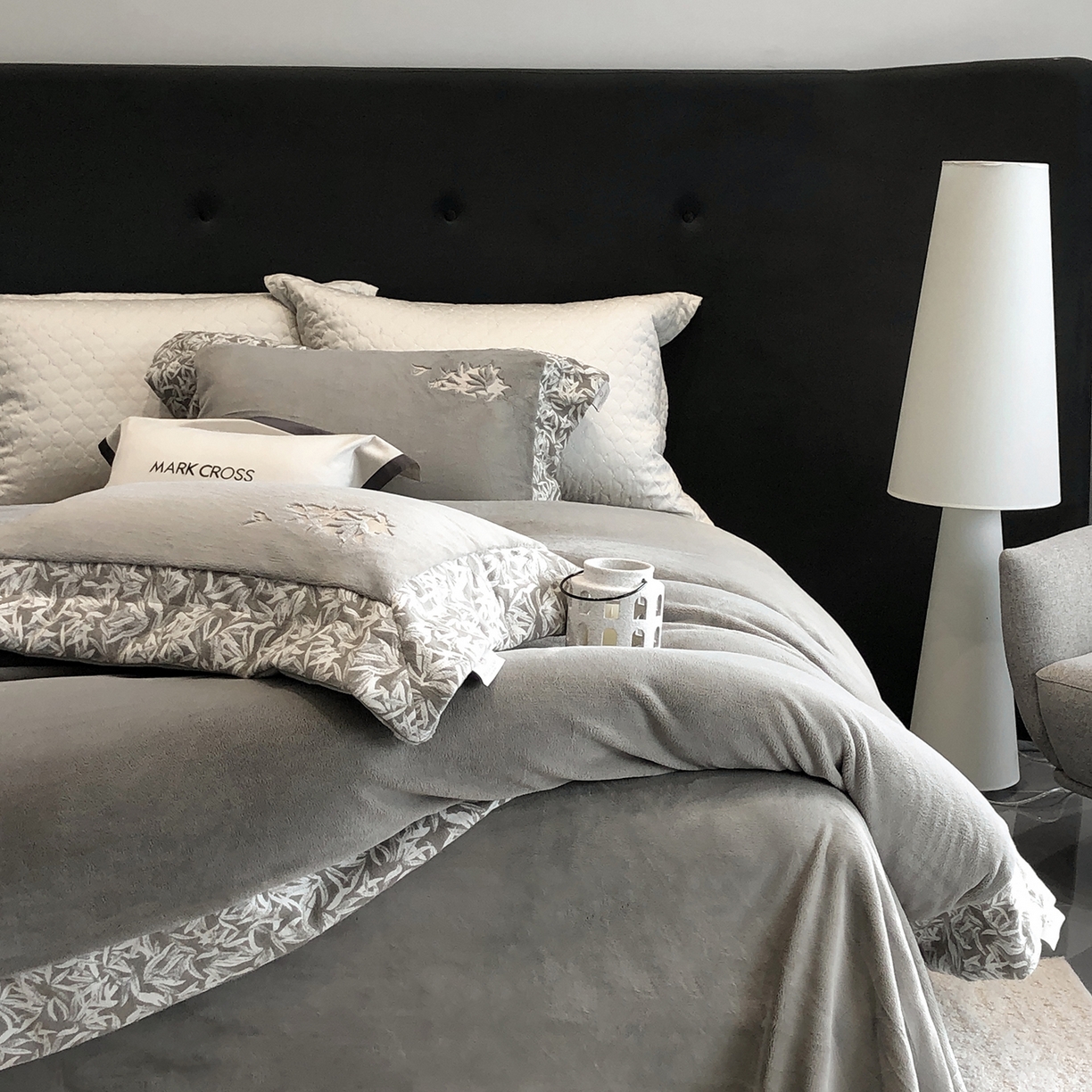 91家纺网 家纺一手货源 找家纺 佳汐蓝家纺 2025新款熊极绒2.0重工色织大拼边系列四件套 仙本娜梦境-墨叶灰