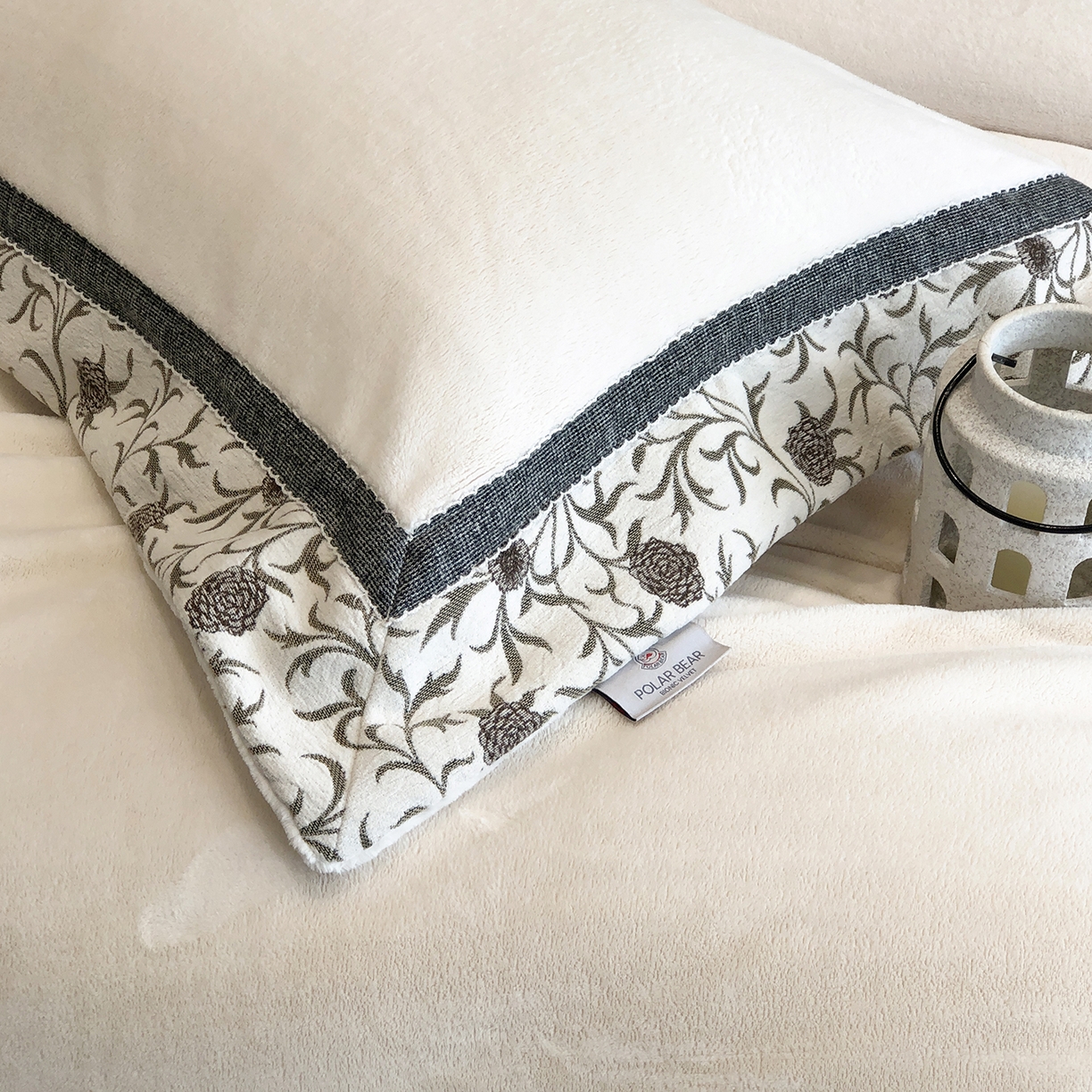 91家纺网 家纺一手货源 找家纺 佳汐蓝家纺 2025新款熊极绒2.0重工色织大拼边系列四件套 游牧诗人-织花白