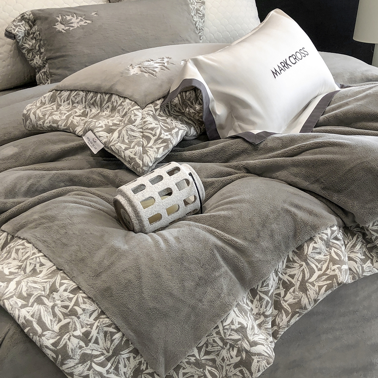 91家纺网 家纺一手货源 找家纺 佳汐蓝家纺 2025新款熊极绒2.0重工色织大拼边系列四件套 仙本娜梦境-墨叶灰