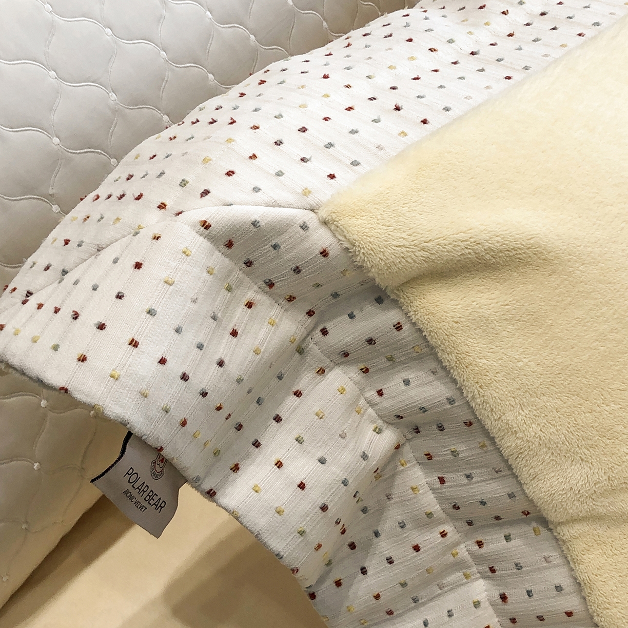 91家纺网 家纺一手货源 找家纺 佳汐蓝家纺 2025新款熊极绒2.0重工色织大拼边系列四件套 圣诞胶片-星芒黄