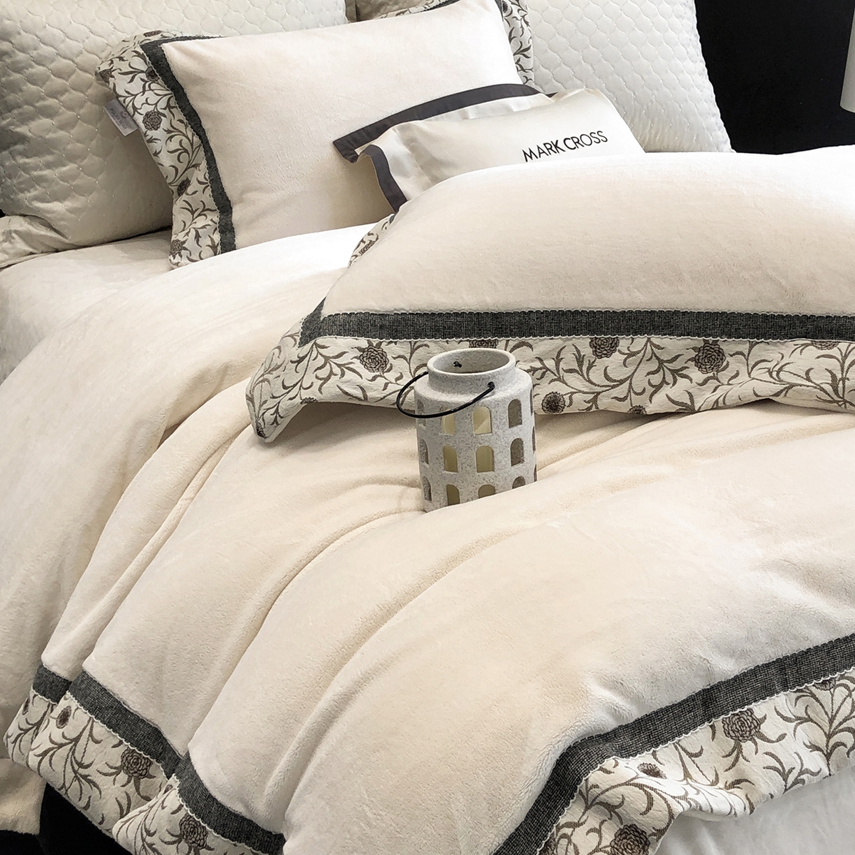 91家纺网 家纺一手货源 找家纺 佳汐蓝家纺 2025新款熊极绒2.0重工色织大拼边系列四件套 游牧诗人-织花白