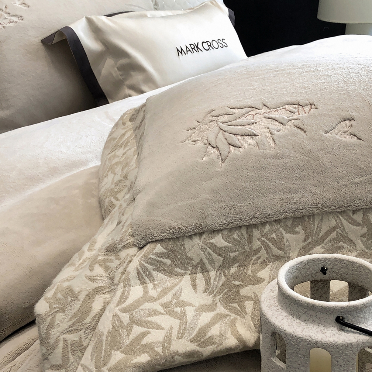 91家纺网 家纺一手货源 找家纺 佳汐蓝家纺 2025新款熊极绒2.0重工色织大拼边系列四件套 仙本娜梦境-浅影灰