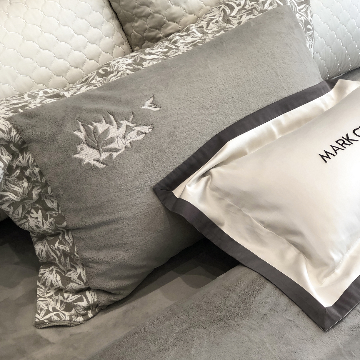 91家纺网 家纺一手货源 找家纺 佳汐蓝家纺 2025新款熊极绒2.0重工色织大拼边系列四件套 仙本娜梦境-墨叶灰