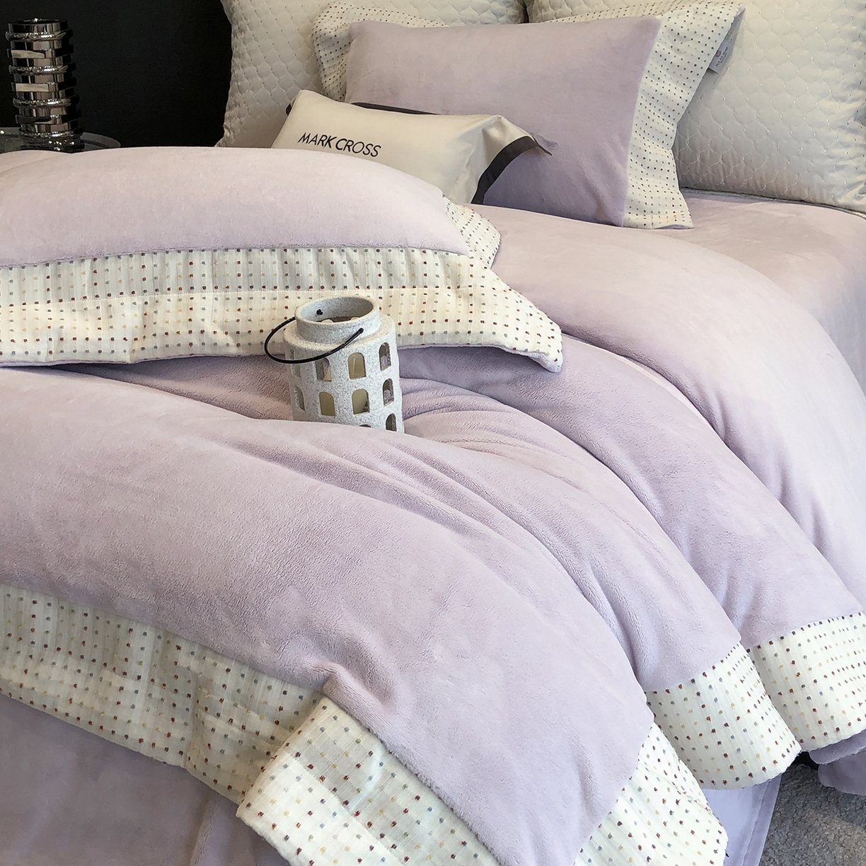 91家纺网 家纺一手货源 找家纺 佳汐蓝家纺 2025新款熊极绒2.0重工色织大拼边系列四件套 圣诞胶片-波点紫