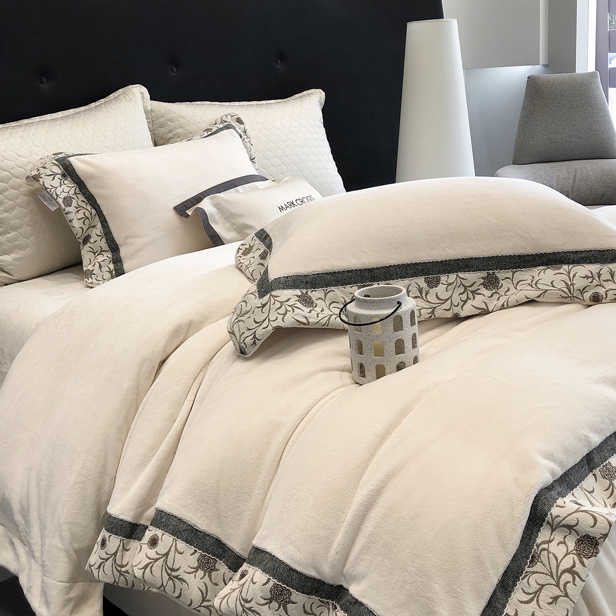 91家纺网 家纺一手货源 找家纺 佳汐蓝家纺 2025新款熊极绒2.0重工色织大拼边系列四件套 游牧诗人-织花白