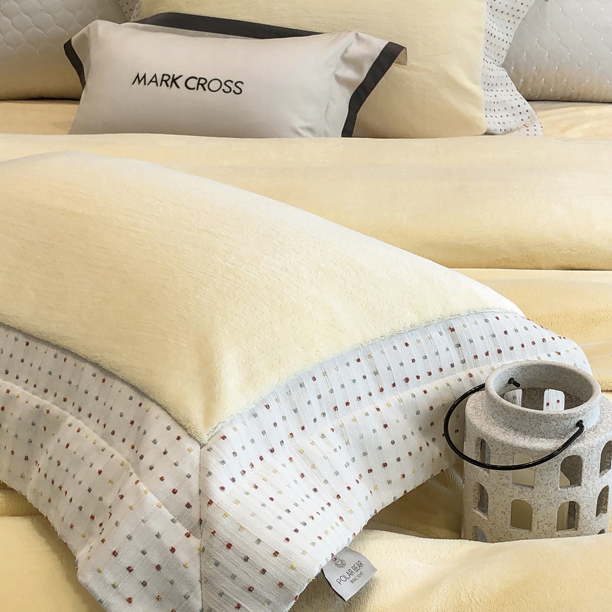 91家纺网 家纺一手货源 找家纺 佳汐蓝家纺 2025新款熊极绒2.0重工色织大拼边系列四件套 圣诞胶片-星芒黄