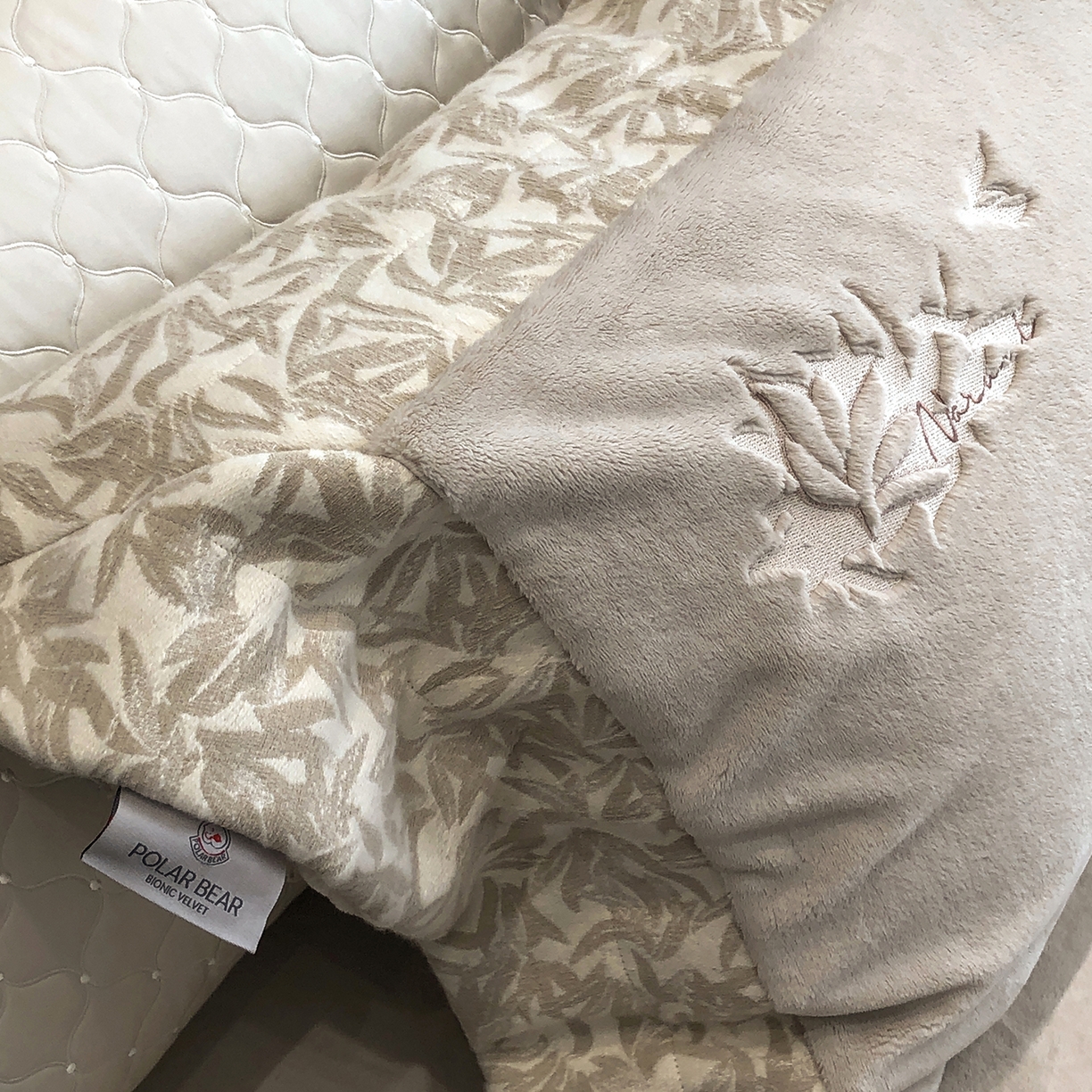 91家纺网 家纺一手货源 找家纺 佳汐蓝家纺 2025新款熊极绒2.0重工色织大拼边系列四件套 仙本娜梦境-浅影灰