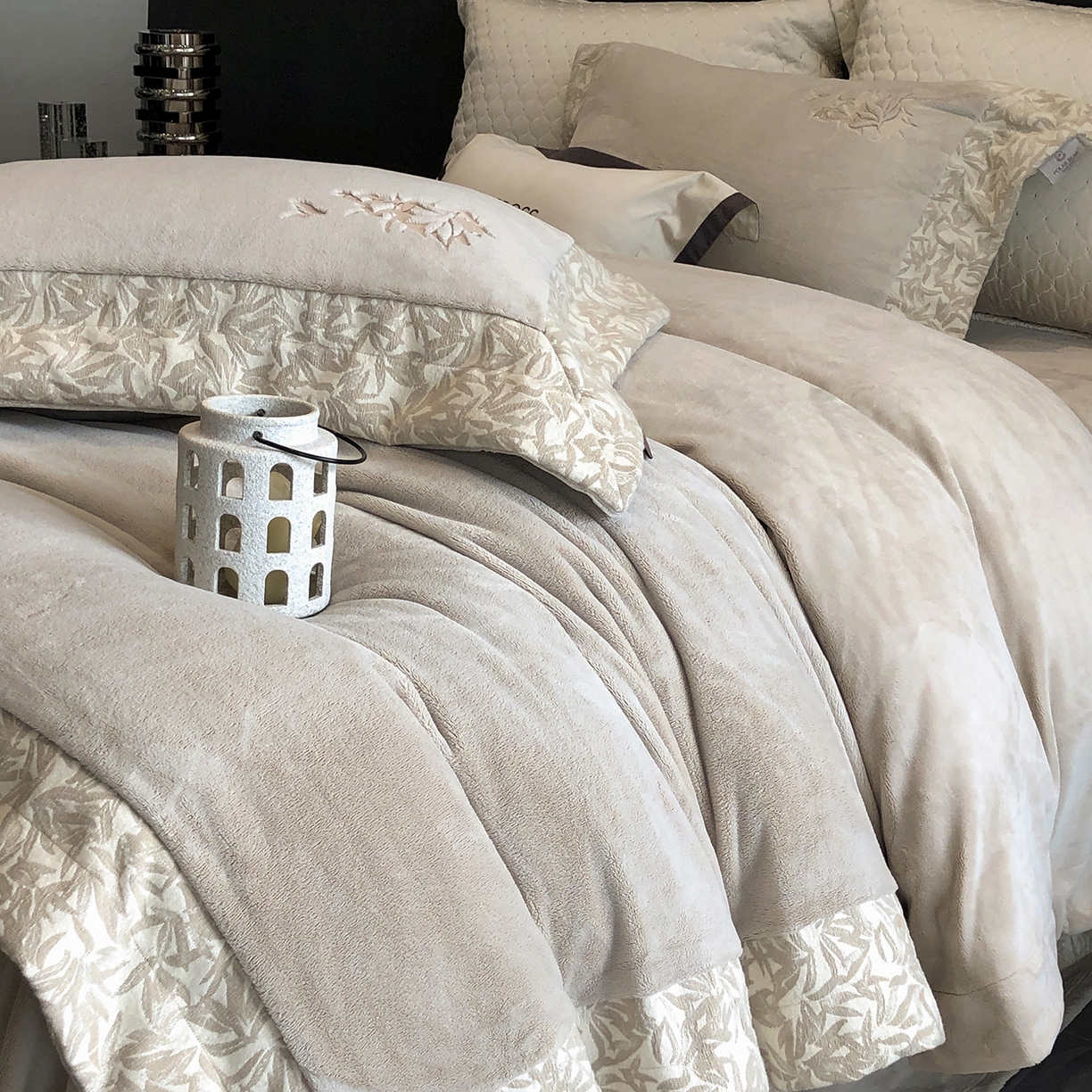 91家纺网 家纺一手货源 找家纺 佳汐蓝家纺 2025新款熊极绒2.0重工色织大拼边系列四件套 仙本娜梦境-浅影灰