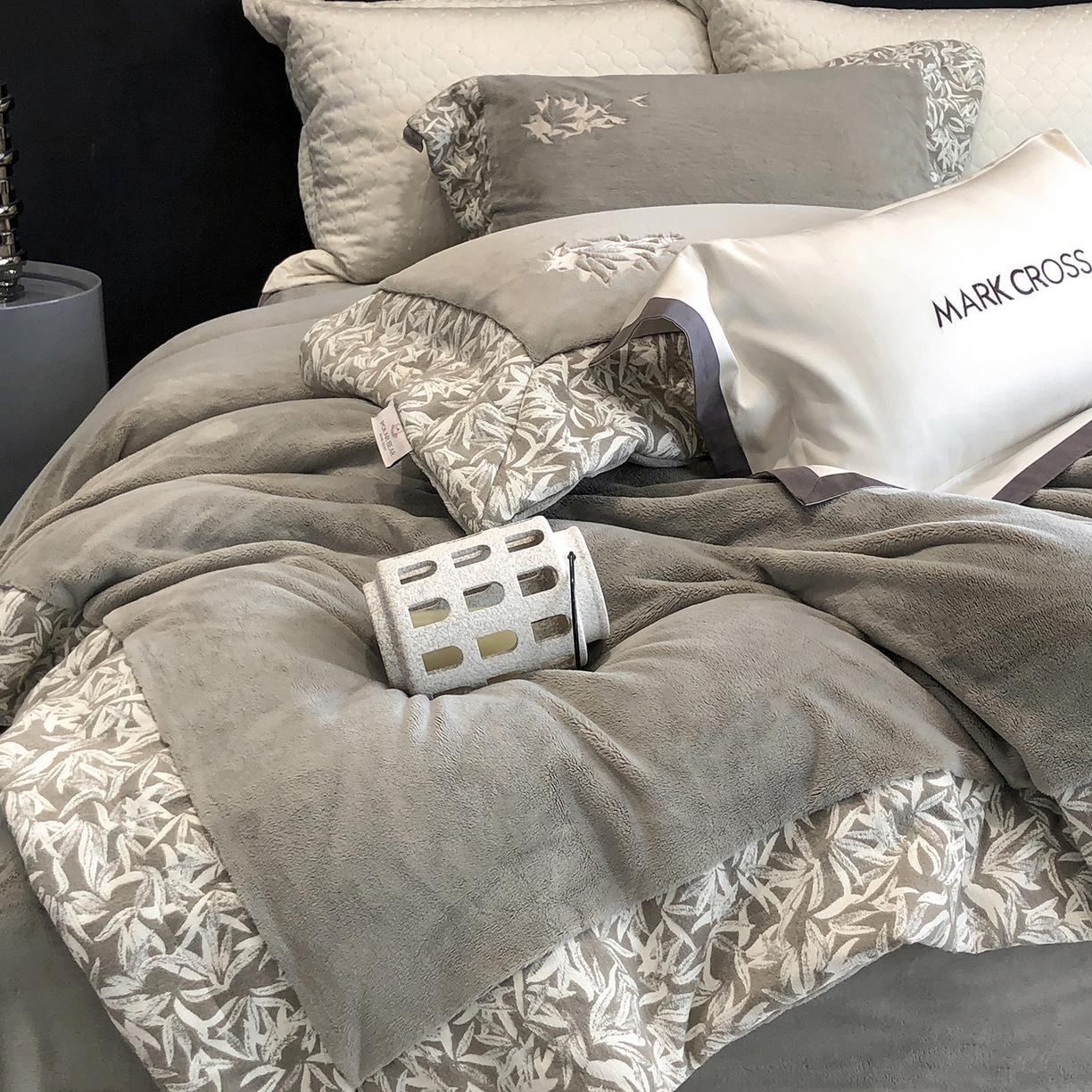 91家纺网 家纺一手货源 找家纺 佳汐蓝家纺 2025新款熊极绒2.0重工色织大拼边系列四件套 仙本娜梦境-墨叶灰