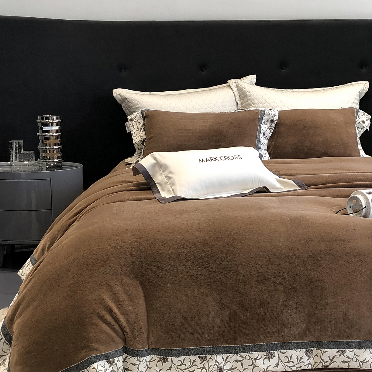 91家纺网 家纺一手货源 找家纺 佳汐蓝家纺 2025新款熊极绒2.0重工色织大拼边系列四件套 游牧诗人-蔓纹棕