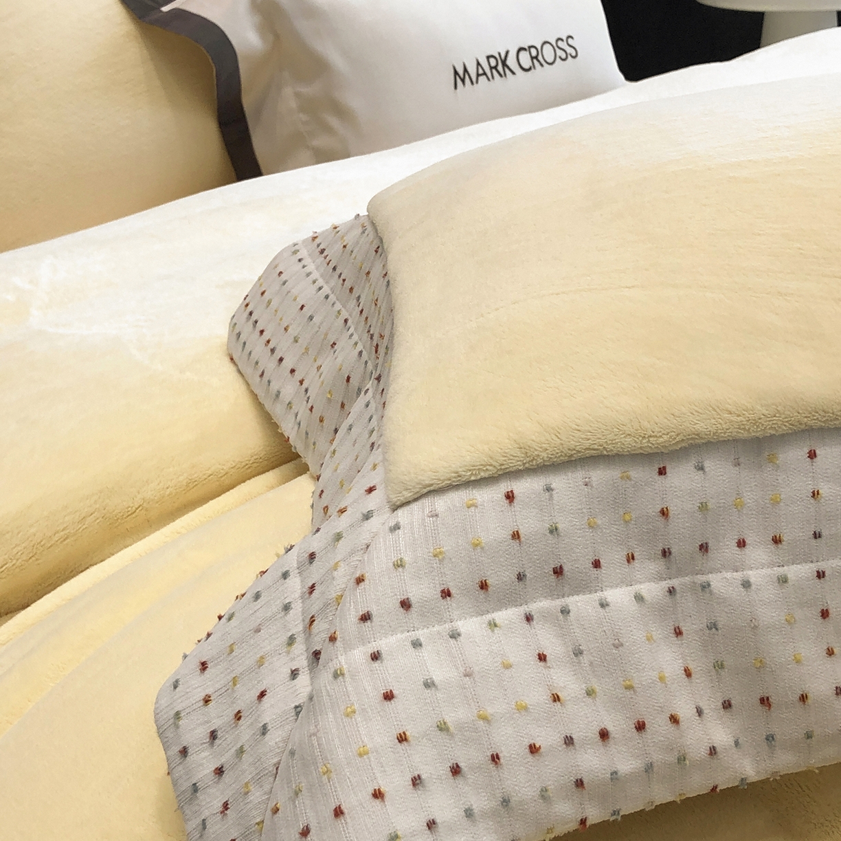 91家纺网 家纺一手货源 找家纺 佳汐蓝家纺 2025新款熊极绒2.0重工色织大拼边系列四件套 圣诞胶片-星芒黄