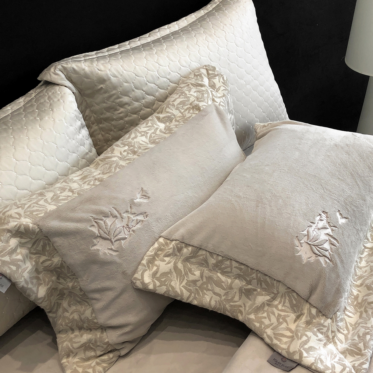 91家纺网 家纺一手货源 找家纺 佳汐蓝家纺 2025新款熊极绒2.0重工色织大拼边系列四件套 仙本娜梦境-浅影灰