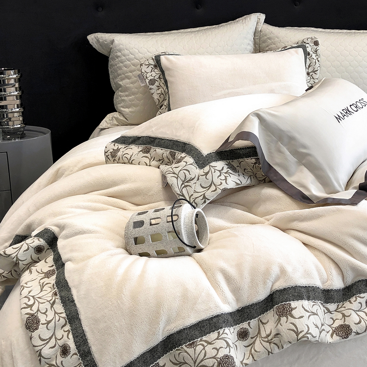 91家纺网 家纺一手货源 找家纺 佳汐蓝家纺 2025新款熊极绒2.0重工色织大拼边系列四件套 游牧诗人-织花白