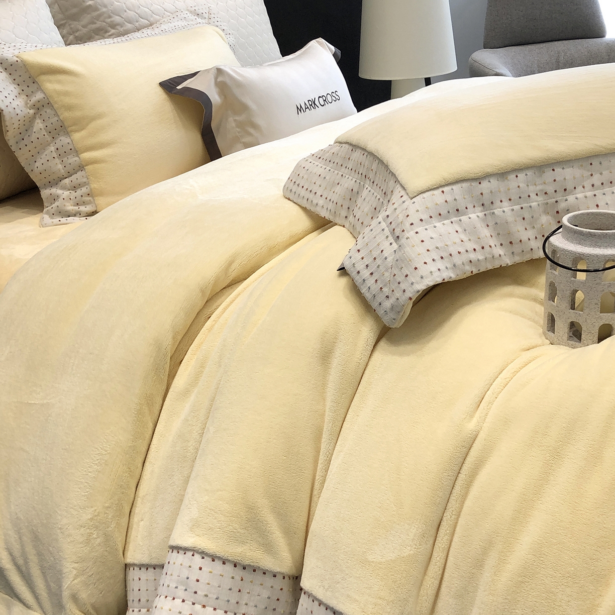 91家纺网 家纺一手货源 找家纺 佳汐蓝家纺 2025新款熊极绒2.0重工色织大拼边系列四件套 圣诞胶片-星芒黄