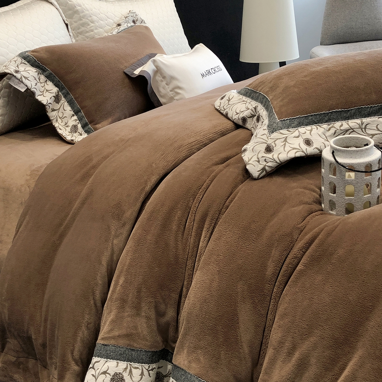 91家纺网 家纺一手货源 找家纺 佳汐蓝家纺 2025新款熊极绒2.0重工色织大拼边系列四件套 游牧诗人-蔓纹棕