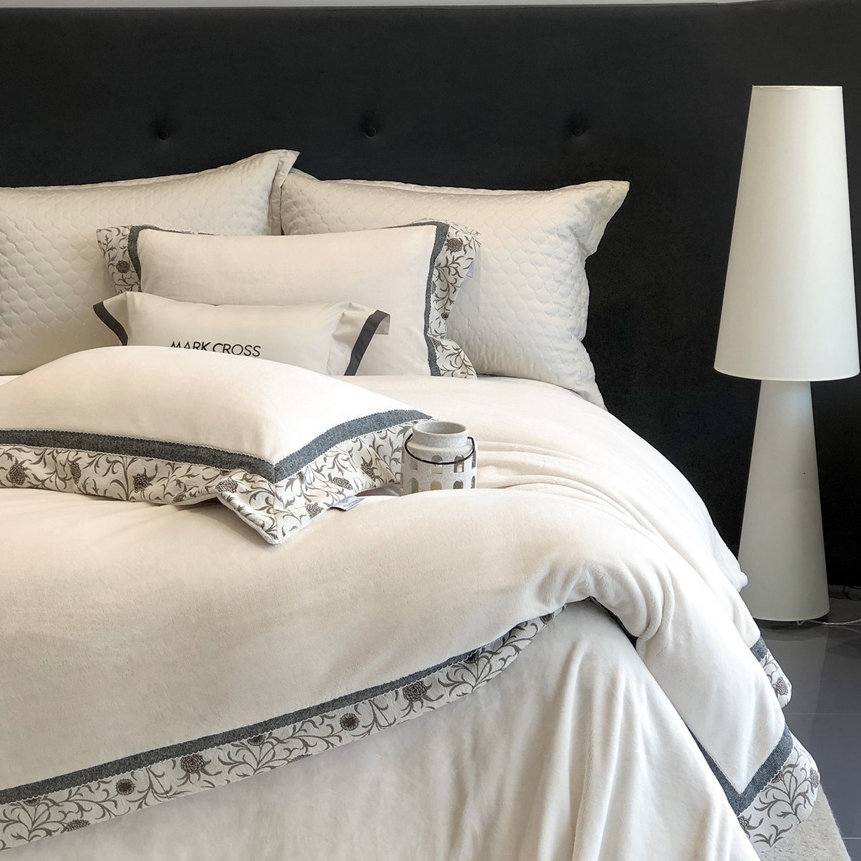 91家纺网 家纺一手货源 找家纺 佳汐蓝家纺 2025新款熊极绒2.0重工色织大拼边系列四件套 游牧诗人-织花白