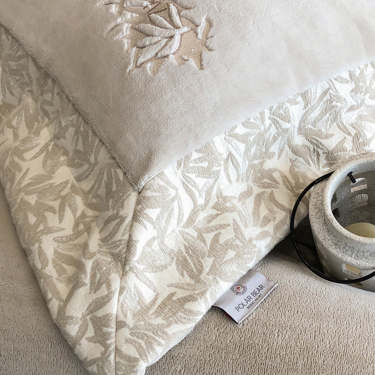 91家纺网 家纺一手货源 找家纺 佳汐蓝家纺 2025新款熊极绒2.0重工色织大拼边系列四件套 仙本娜梦境-浅影灰