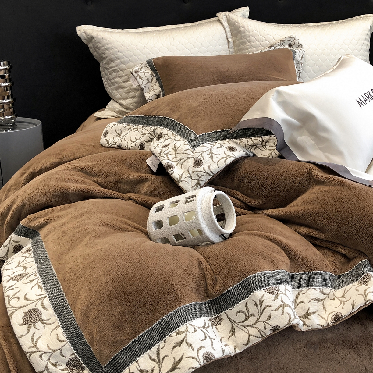 91家纺网 家纺一手货源 找家纺 佳汐蓝家纺 2025新款熊极绒2.0重工色织大拼边系列四件套 游牧诗人-蔓纹棕