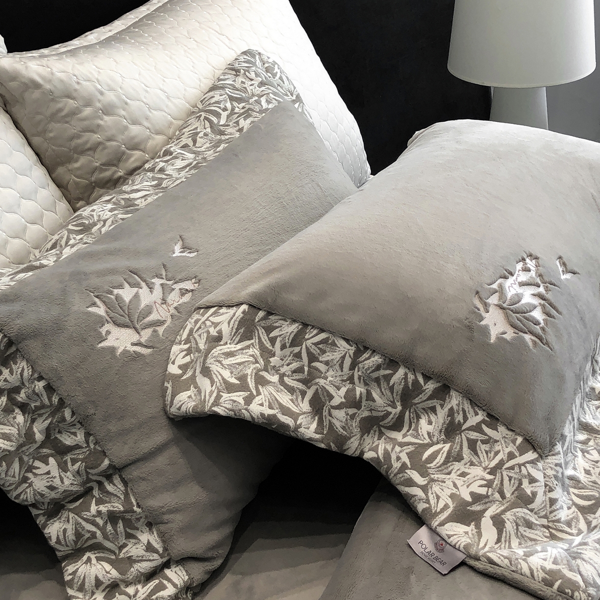 91家纺网 家纺一手货源 找家纺 佳汐蓝家纺 2025新款熊极绒2.0重工色织大拼边系列四件套 仙本娜梦境-墨叶灰