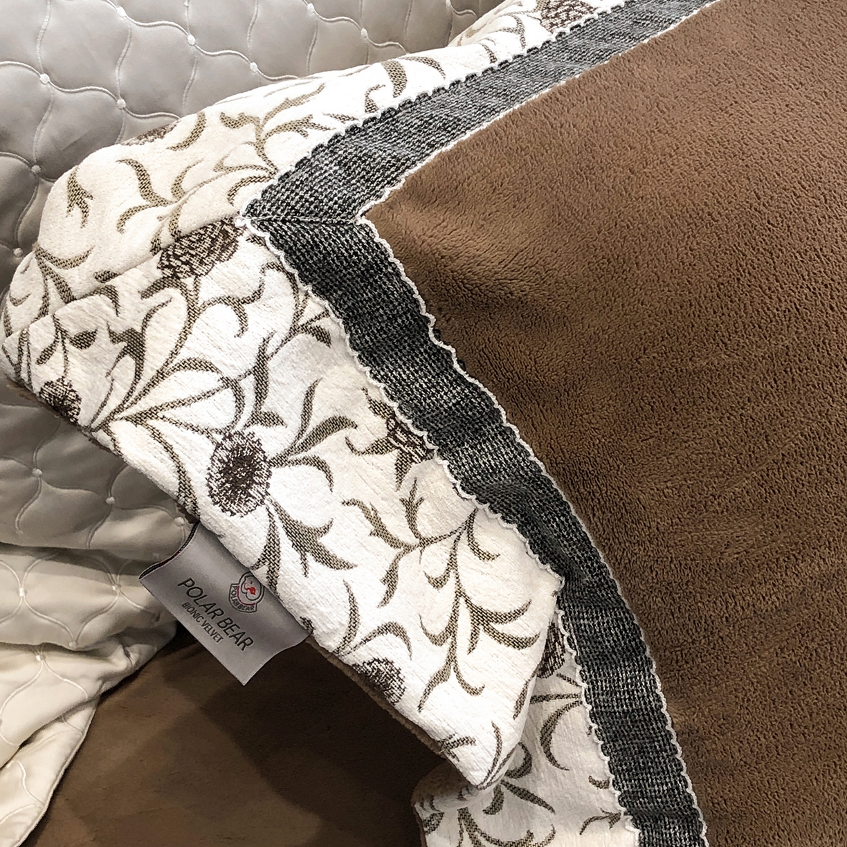 91家纺网 家纺一手货源 找家纺 佳汐蓝家纺 2025新款熊极绒2.0重工色织大拼边系列四件套 游牧诗人-蔓纹棕