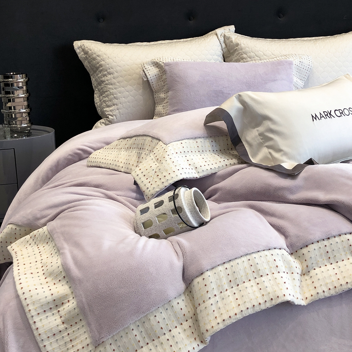 91家纺网 家纺一手货源 找家纺 佳汐蓝家纺 2025新款熊极绒2.0重工色织大拼边系列四件套 圣诞胶片-波点紫