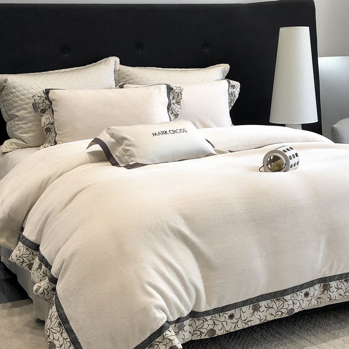 91家纺网 家纺一手货源 找家纺 佳汐蓝家纺 2025新款熊极绒2.0重工色织大拼边系列四件套 游牧诗人-织花白