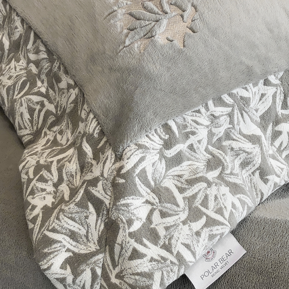 91家纺网 家纺一手货源 找家纺 佳汐蓝家纺 2025新款熊极绒2.0重工色织大拼边系列四件套 仙本娜梦境-墨叶灰