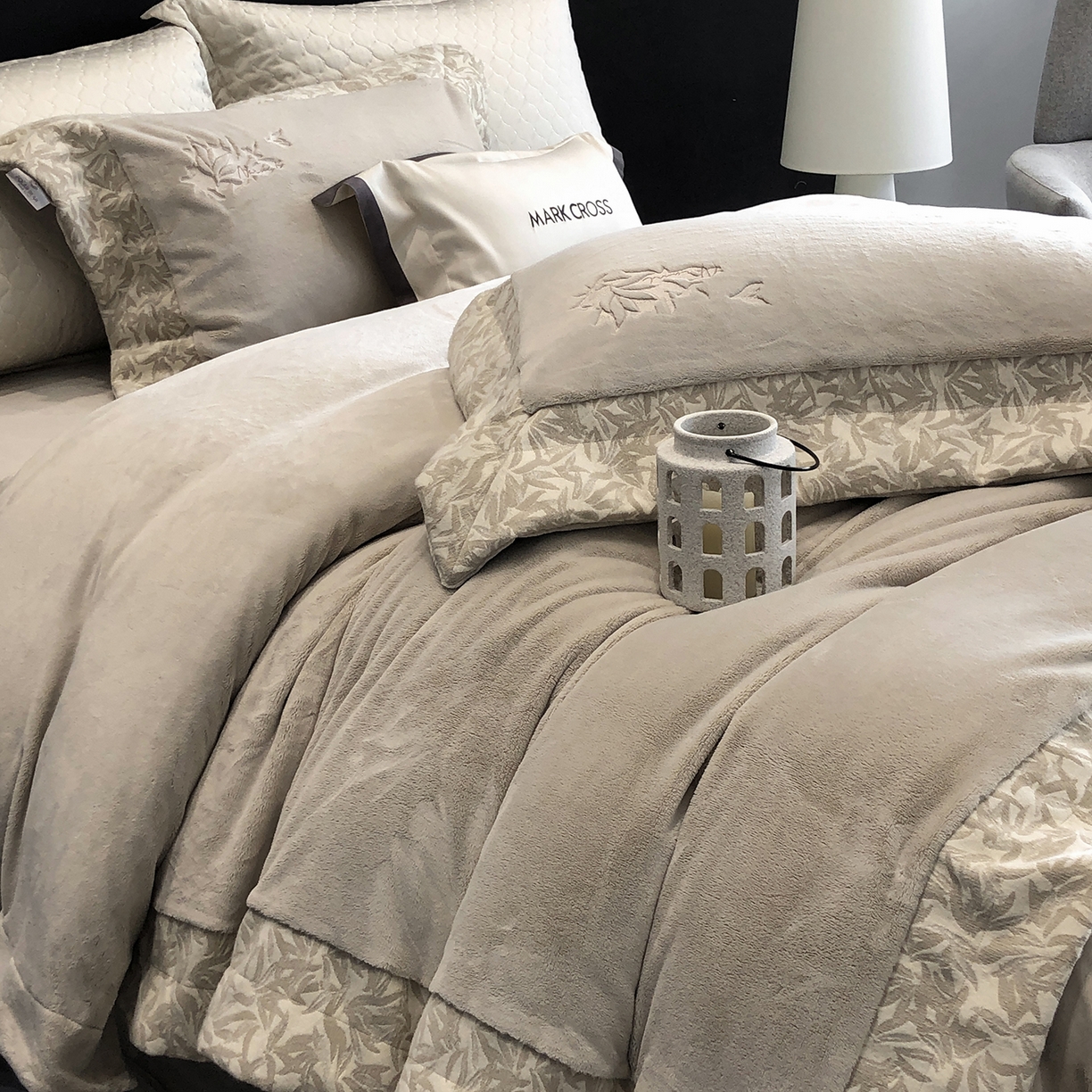 91家纺网 家纺一手货源 找家纺 佳汐蓝家纺 2025新款熊极绒2.0重工色织大拼边系列四件套 仙本娜梦境-浅影灰