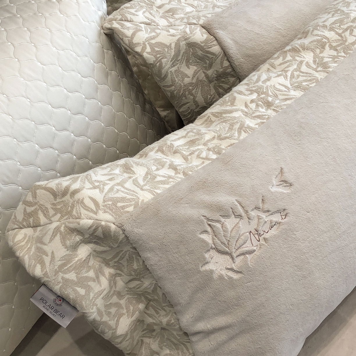 91家纺网 家纺一手货源 找家纺 佳汐蓝家纺 2025新款熊极绒2.0重工色织大拼边系列四件套 仙本娜梦境-浅影灰