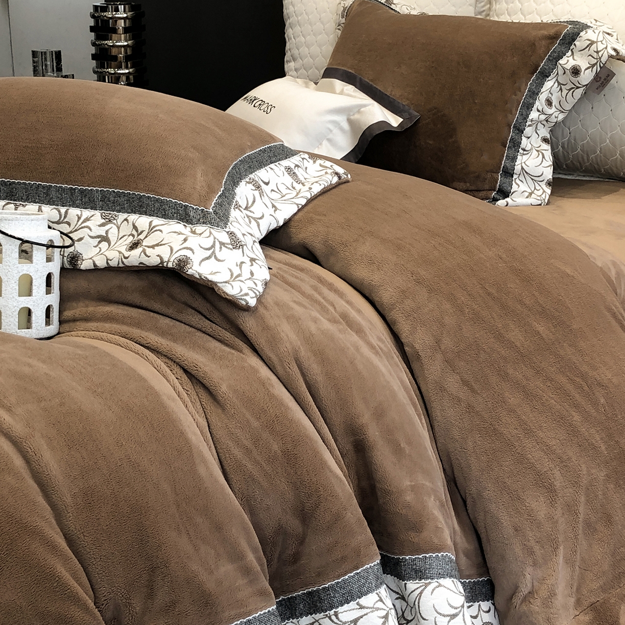 91家纺网 家纺一手货源 找家纺 佳汐蓝家纺 2025新款熊极绒2.0重工色织大拼边系列四件套 游牧诗人-蔓纹棕