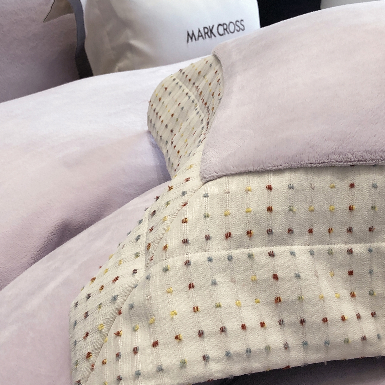 91家纺网 家纺一手货源 找家纺 佳汐蓝家纺 2025新款熊极绒2.0重工色织大拼边系列四件套 圣诞胶片-波点紫