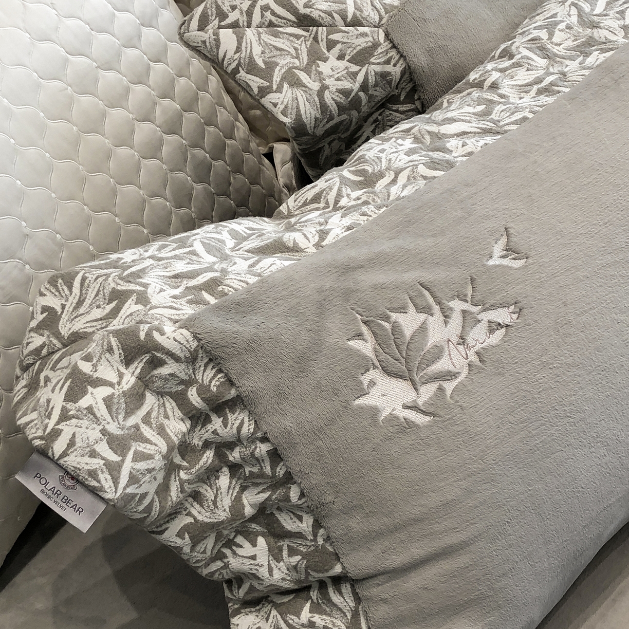 91家纺网 家纺一手货源 找家纺 佳汐蓝家纺 2025新款熊极绒2.0重工色织大拼边系列四件套 仙本娜梦境-墨叶灰