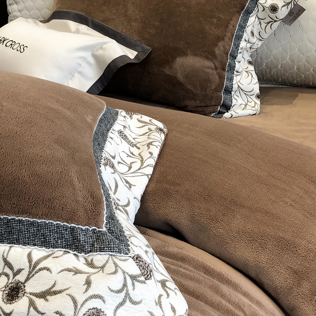 91家纺网 家纺一手货源 找家纺 佳汐蓝家纺 2025新款熊极绒2.0重工色织大拼边系列四件套 游牧诗人-蔓纹棕