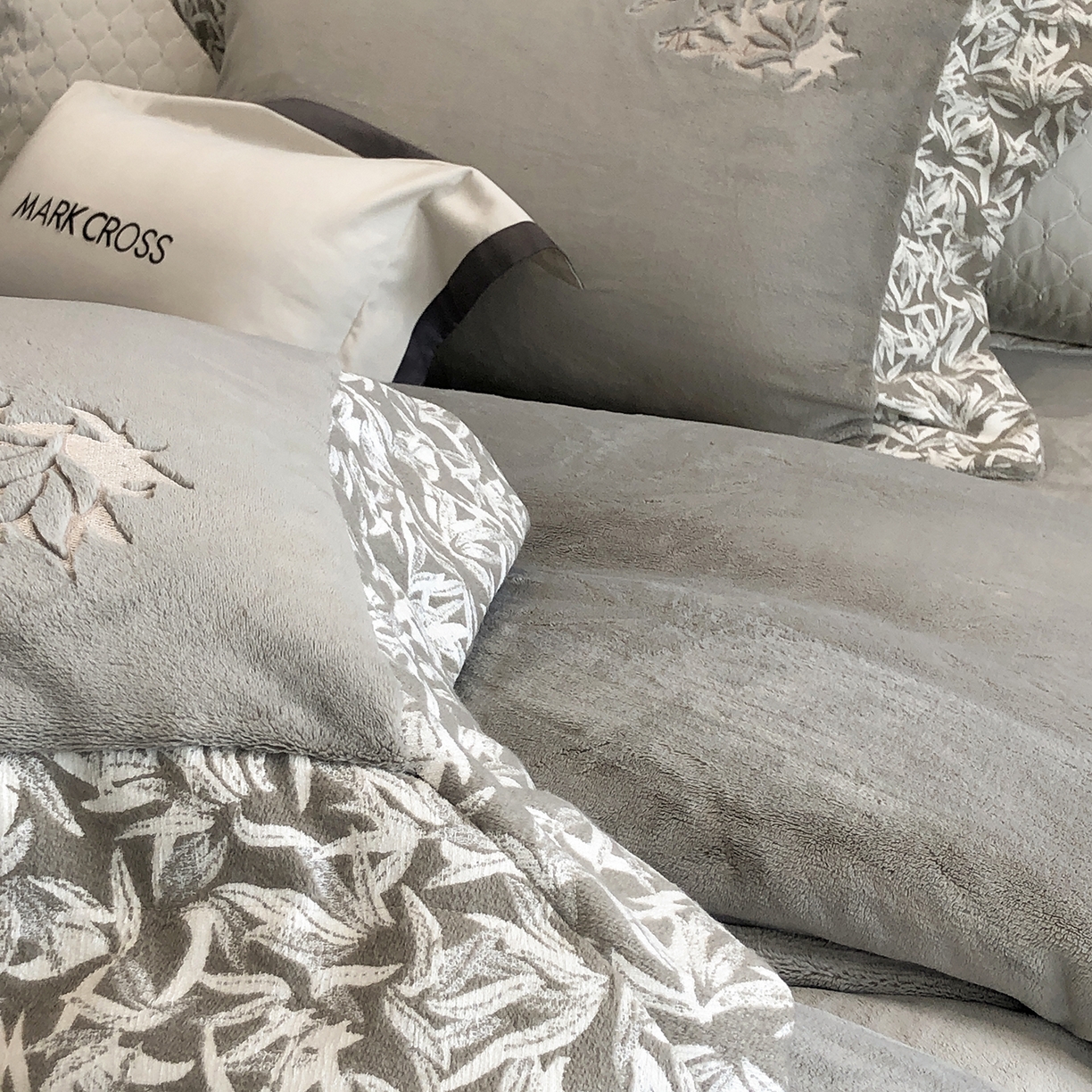 91家纺网 家纺一手货源 找家纺 佳汐蓝家纺 2025新款熊极绒2.0重工色织大拼边系列四件套 仙本娜梦境-墨叶灰