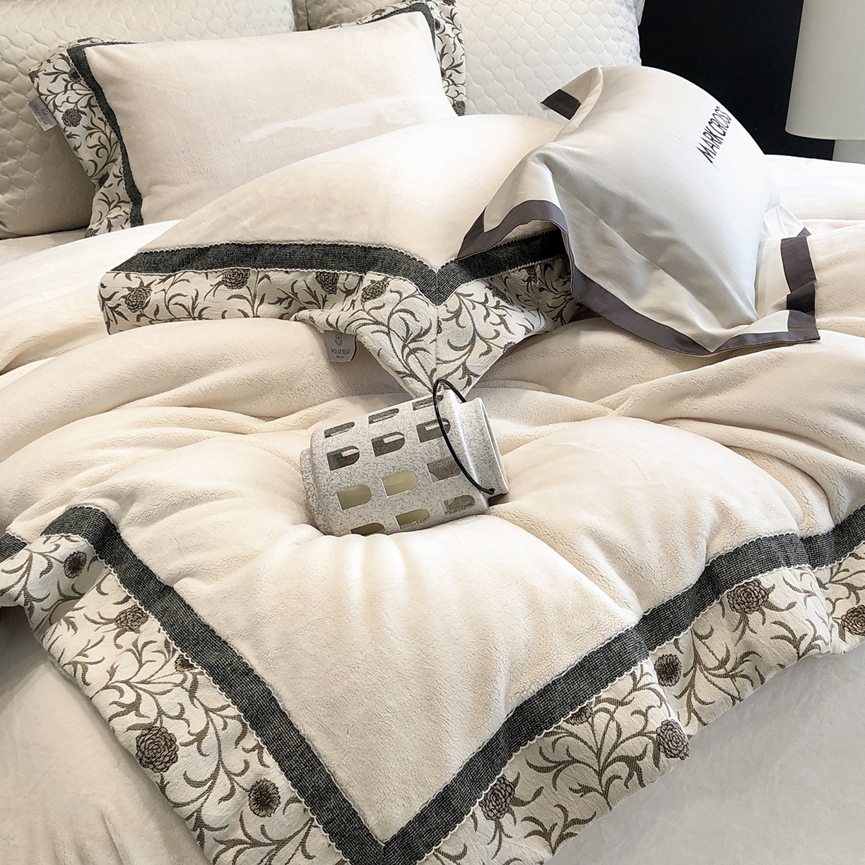 91家纺网 家纺一手货源 找家纺 佳汐蓝家纺 2025新款熊极绒2.0重工色织大拼边系列四件套 游牧诗人-织花白