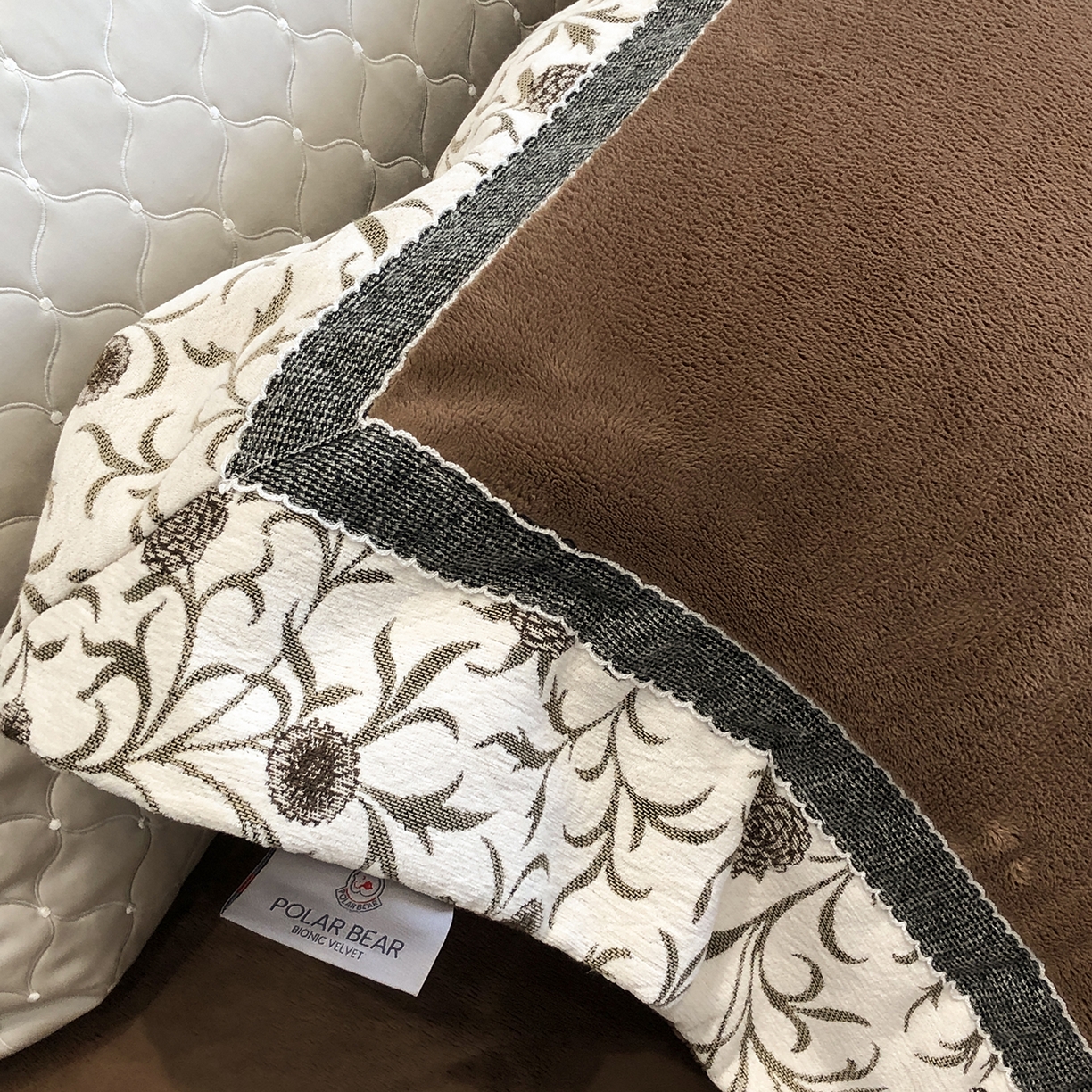 91家纺网 家纺一手货源 找家纺 佳汐蓝家纺 2025新款熊极绒2.0重工色织大拼边系列四件套 游牧诗人-蔓纹棕