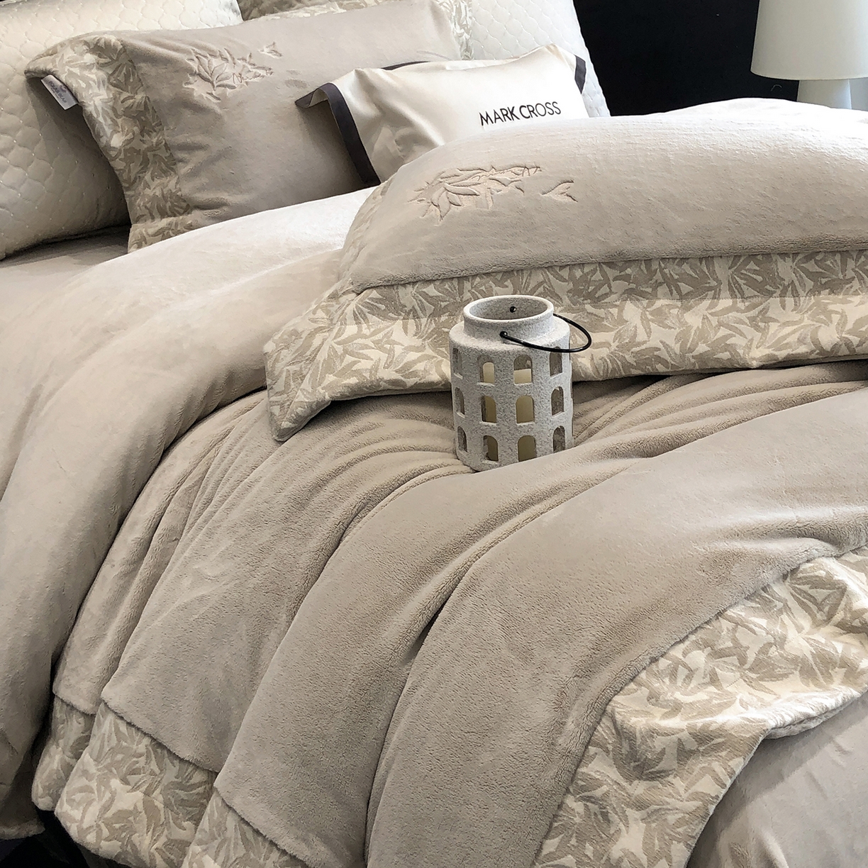 91家纺网 家纺一手货源 找家纺 佳汐蓝家纺 2025新款熊极绒2.0重工色织大拼边系列四件套 仙本娜梦境-浅影灰