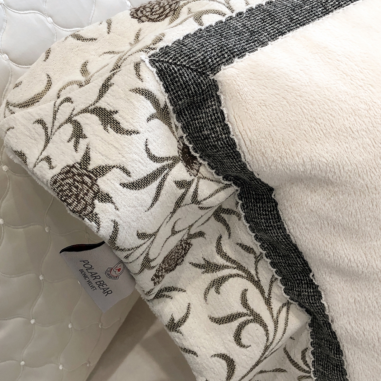 91家纺网 家纺一手货源 找家纺 佳汐蓝家纺 2025新款熊极绒2.0重工色织大拼边系列四件套 游牧诗人-织花白