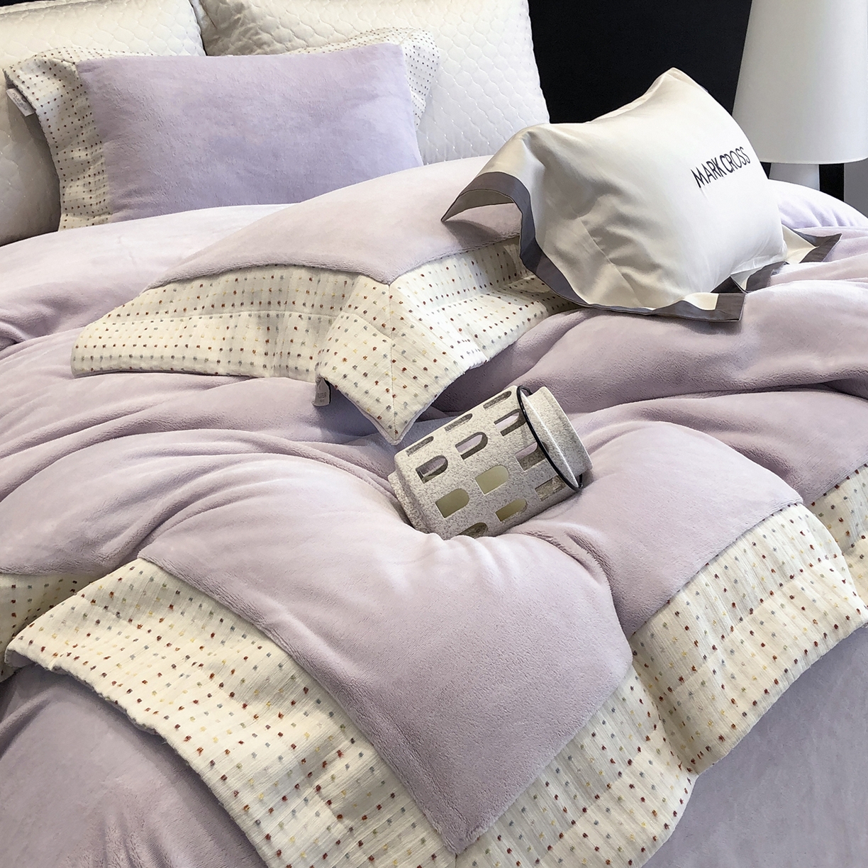 91家纺网 家纺一手货源 找家纺 佳汐蓝家纺 2025新款熊极绒2.0重工色织大拼边系列四件套 圣诞胶片-波点紫