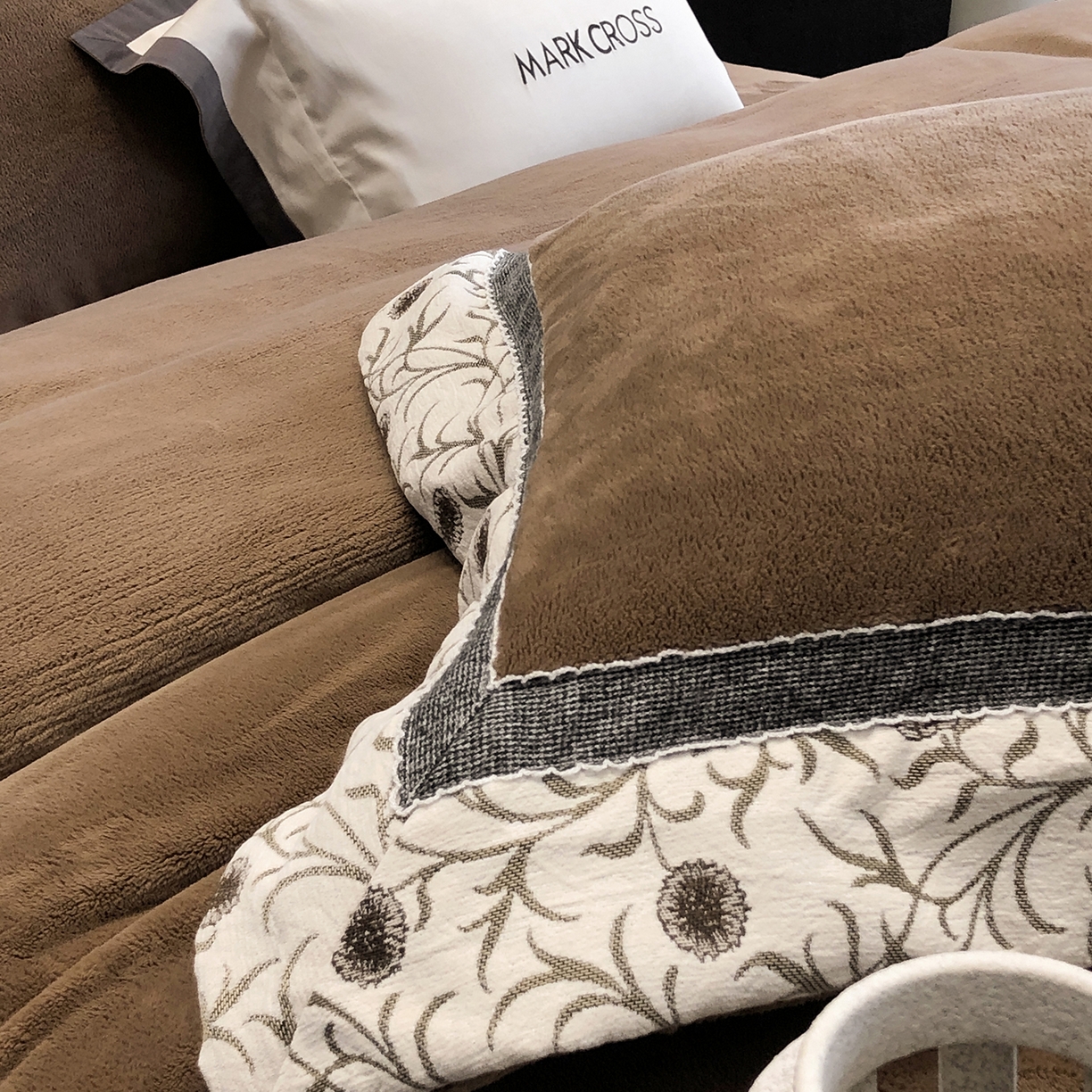 91家纺网 家纺一手货源 找家纺 佳汐蓝家纺 2025新款熊极绒2.0重工色织大拼边系列四件套 游牧诗人-蔓纹棕