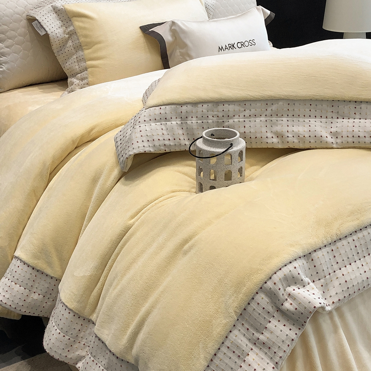 91家纺网 家纺一手货源 找家纺 佳汐蓝家纺 2025新款熊极绒2.0重工色织大拼边系列四件套 圣诞胶片-星芒黄