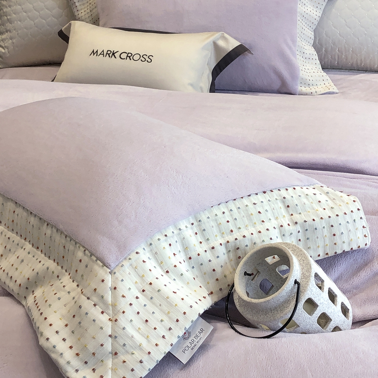 91家纺网 家纺一手货源 找家纺 佳汐蓝家纺 2025新款熊极绒2.0重工色织大拼边系列四件套 圣诞胶片-波点紫