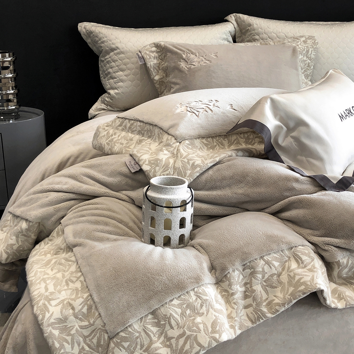 91家纺网 家纺一手货源 找家纺 佳汐蓝家纺 2025新款熊极绒2.0重工色织大拼边系列四件套 仙本娜梦境-浅影灰