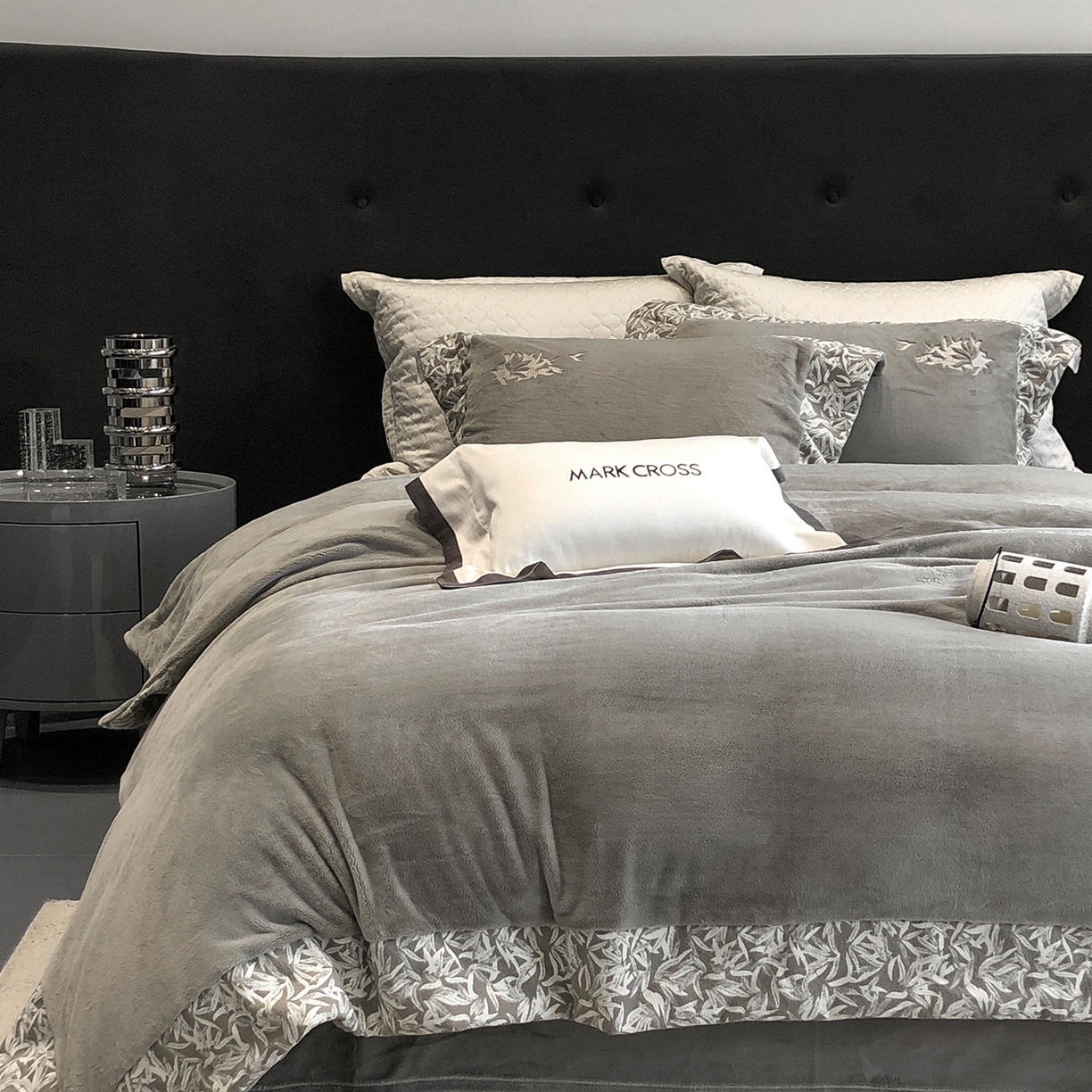 91家纺网 家纺一手货源 找家纺 佳汐蓝家纺 2025新款熊极绒2.0重工色织大拼边系列四件套 仙本娜梦境-墨叶灰