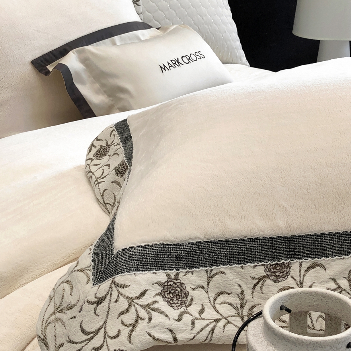 91家纺网 家纺一手货源 找家纺 佳汐蓝家纺 2025新款熊极绒2.0重工色织大拼边系列四件套 游牧诗人-织花白