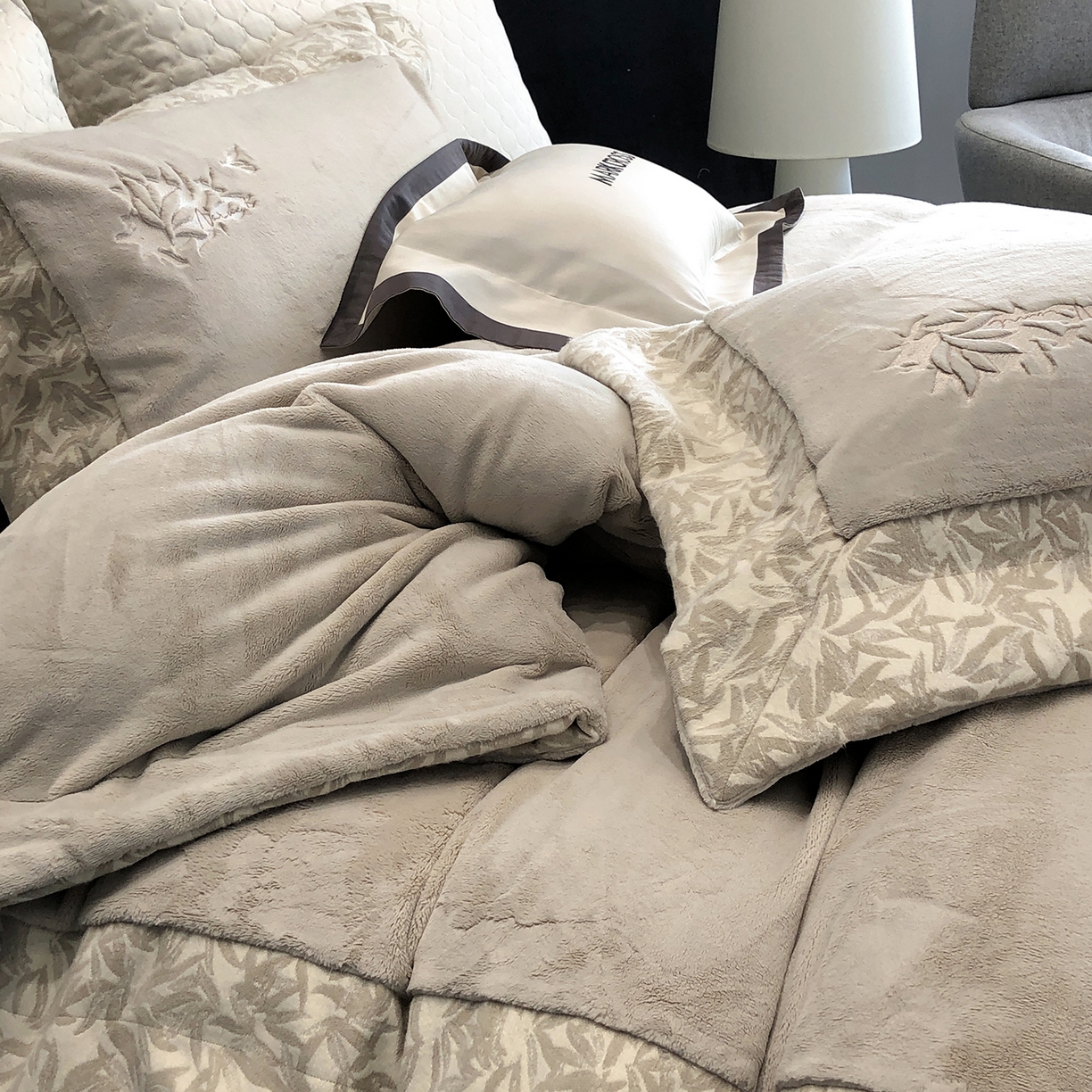 91家纺网 家纺一手货源 找家纺 佳汐蓝家纺 2025新款熊极绒2.0重工色织大拼边系列四件套 仙本娜梦境-浅影灰