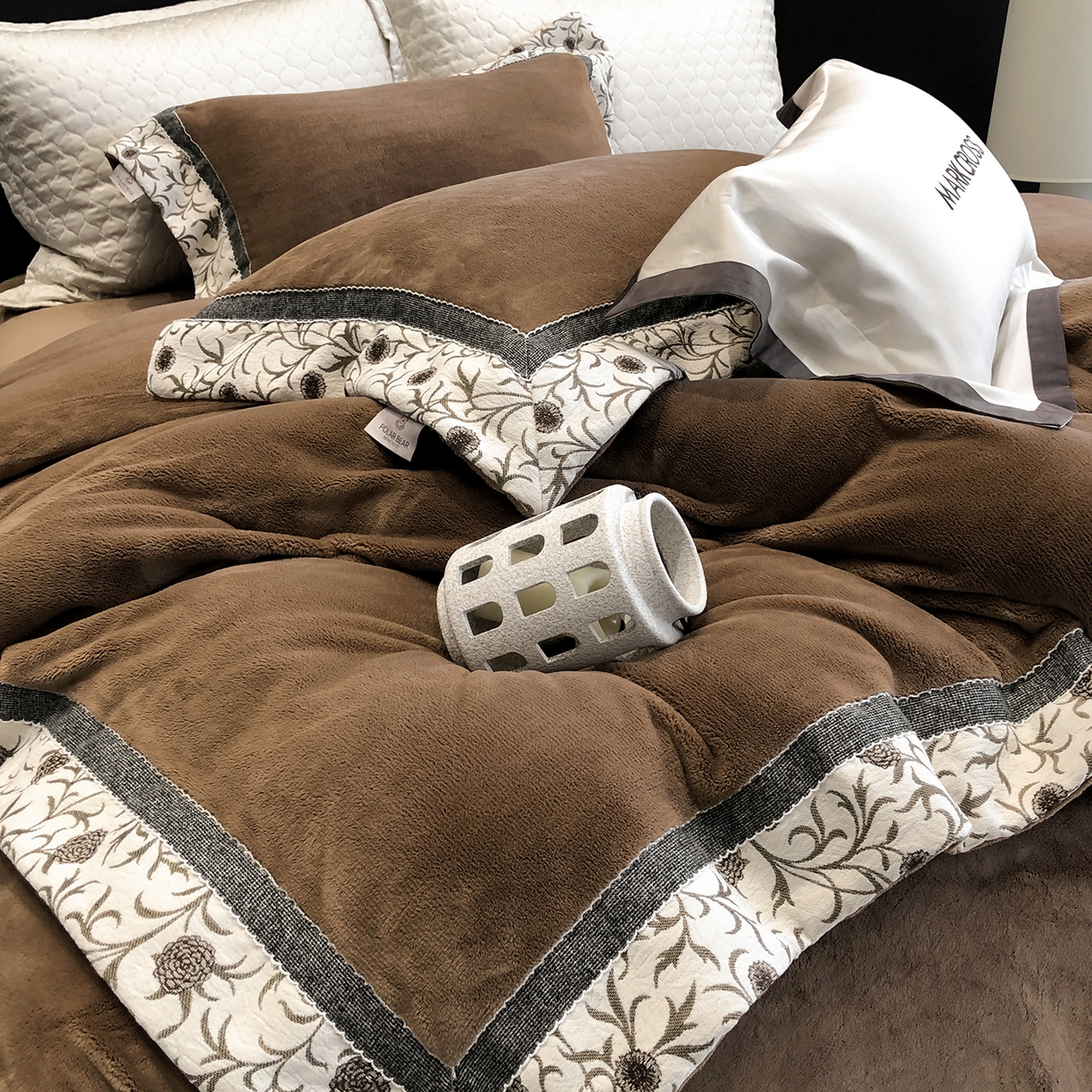 91家纺网 家纺一手货源 找家纺 佳汐蓝家纺 2025新款熊极绒2.0重工色织大拼边系列四件套 游牧诗人-蔓纹棕