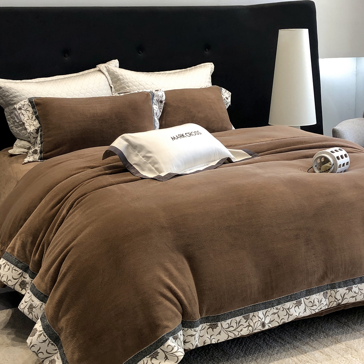 91家纺网 家纺一手货源 找家纺 佳汐蓝家纺 2025新款熊极绒2.0重工色织大拼边系列四件套 游牧诗人-蔓纹棕