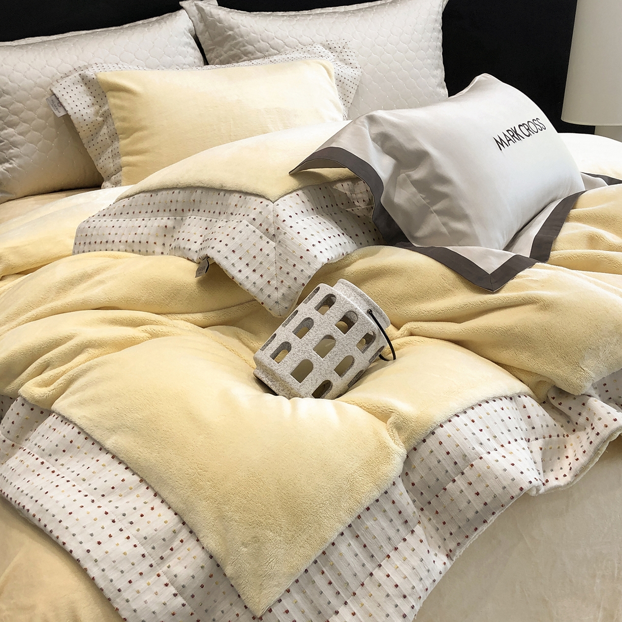 91家纺网 家纺一手货源 找家纺 佳汐蓝家纺 2025新款熊极绒2.0重工色织大拼边系列四件套 圣诞胶片-星芒黄