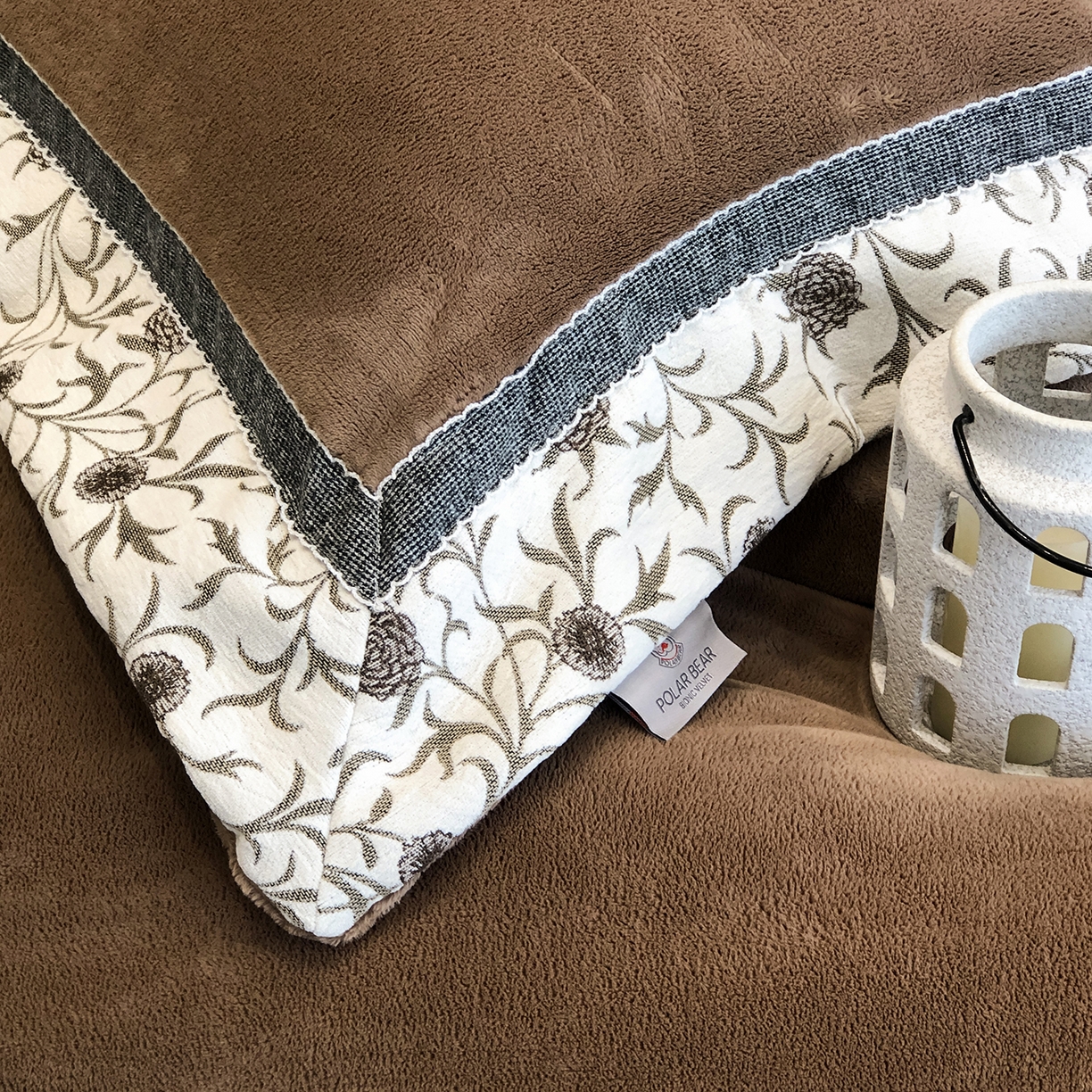 91家纺网 家纺一手货源 找家纺 佳汐蓝家纺 2025新款熊极绒2.0重工色织大拼边系列四件套 游牧诗人-蔓纹棕